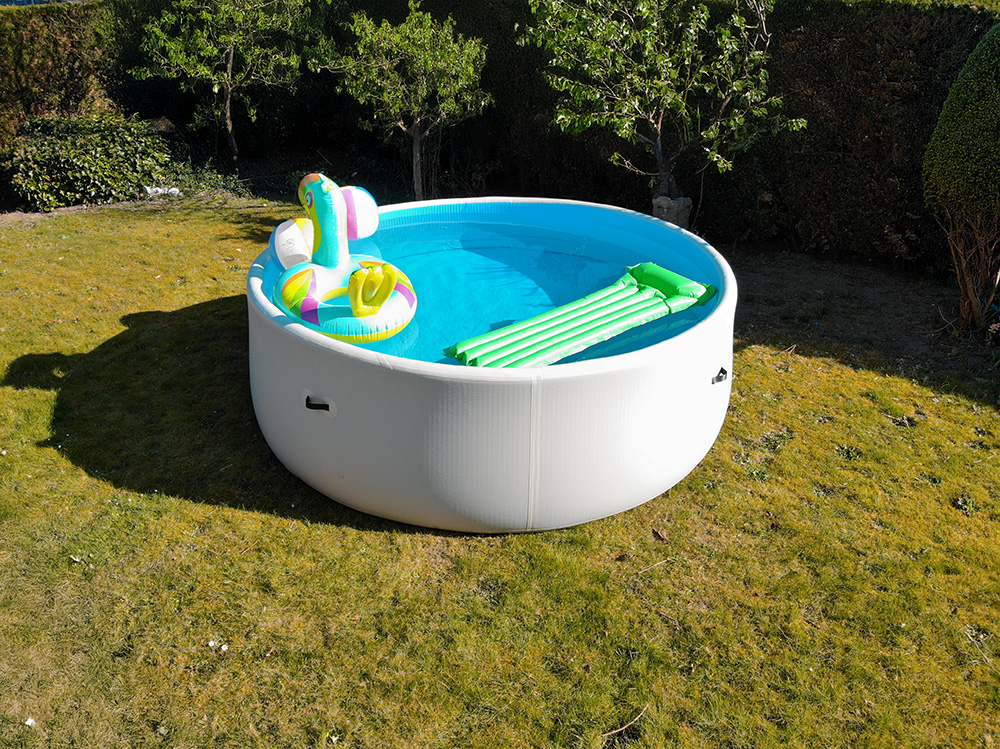 Groot opblaasbaar zwembad opgezet in tuin in Maasbracht met zon en waterpret